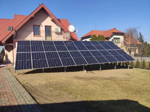 Fotowoltaika 9 kWp, Morawica, konstrukcja gruntowa. Realizacja Grupa PV