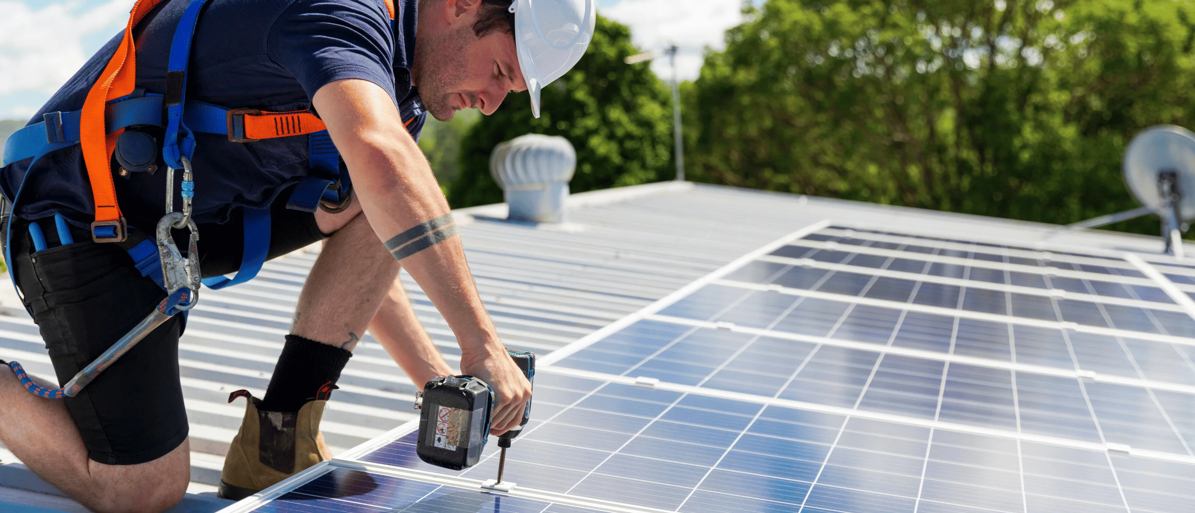 Instalator Grupa PV podczas montażu paneli fotowoltaicznych na dachu